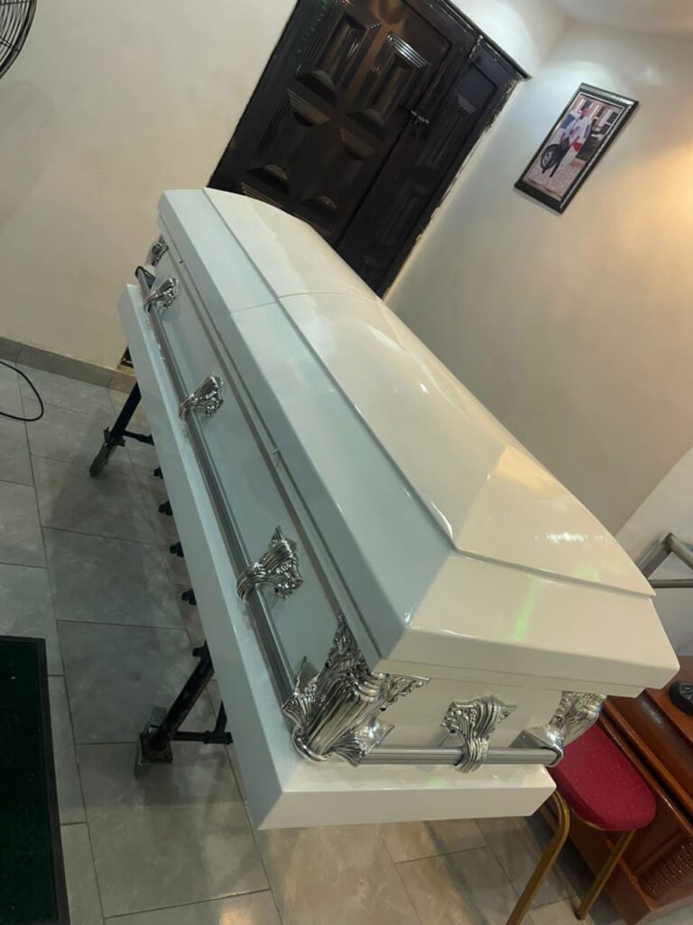 Adeps Cream color casket